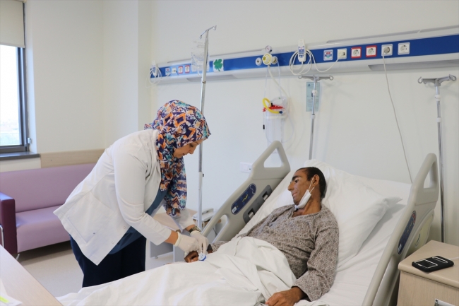 Vücudunda beş böbrekle yaşıyor